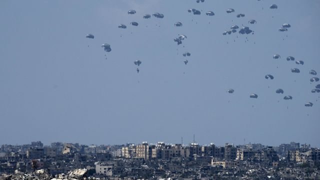 Aid dropped over Gaza as Israel-Hamas…