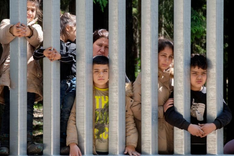 Poland to temporarily suspend asylum rights…