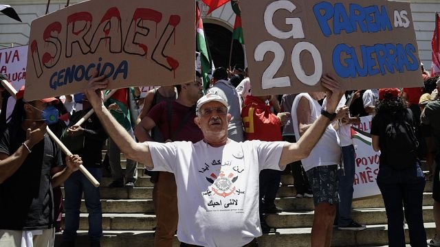 Pro-palestinian demonstrators protest in Rio de…