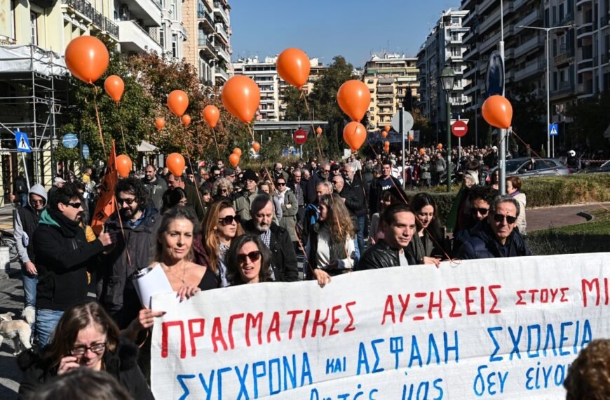 Thousands in Greece strike to protest…