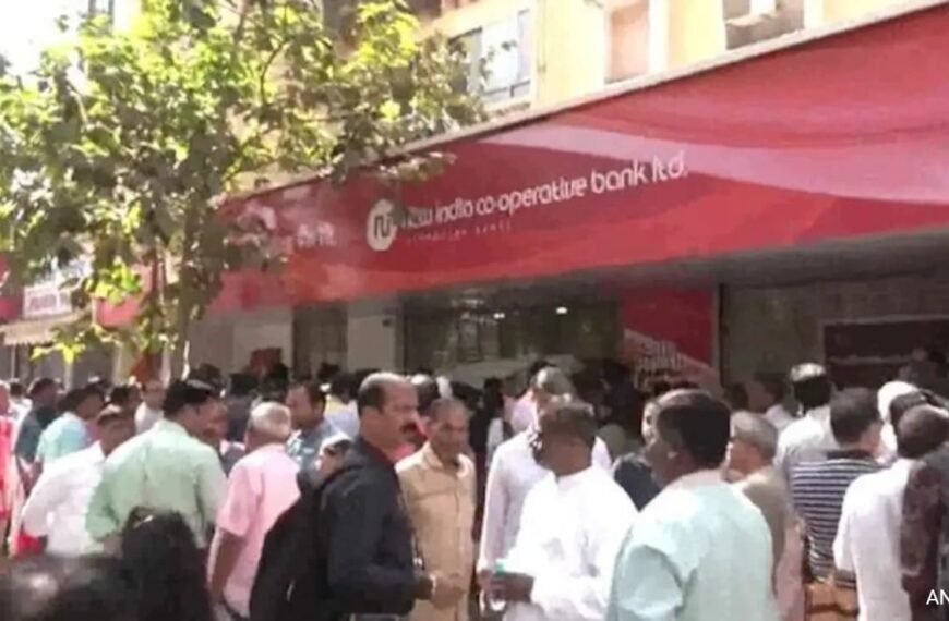 Long Queues Outside Mumbai’s New India Co-op Bank After RBI’s…