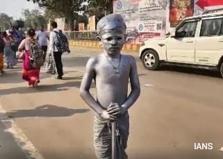 ‘Nanha Gandhi’ Steals Spotlight At Maha Kumbh With Message Of Cleanliness