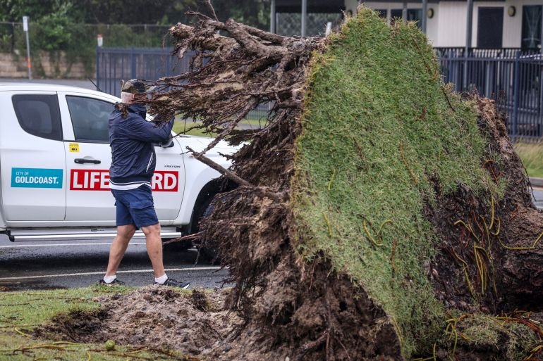 Cyclone Alfred weakens but dangerous winds,…