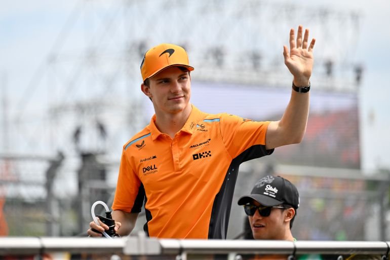 Oscar Piastri signs new F1 contract with McLaren