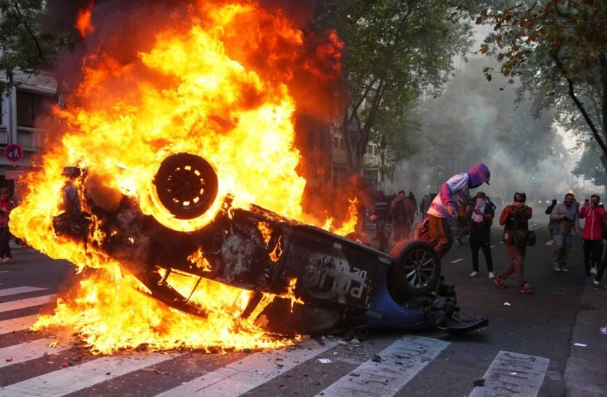 Football diehards and Argentinian retirees protest pension reform